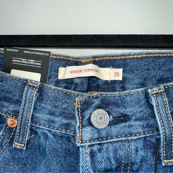 Levi’s Wedgie Straight Cropped Jeans in Carry Kerry Medium Wash Size 26 - Picture 2 of 12
